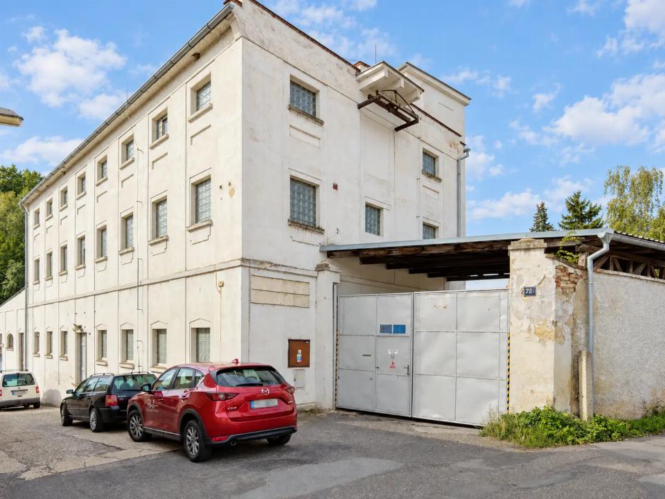 Pronájem komerčního prostoru 1787 m²