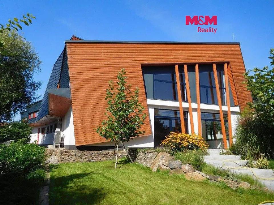 Prodej komerčního prostoru 1076 m²