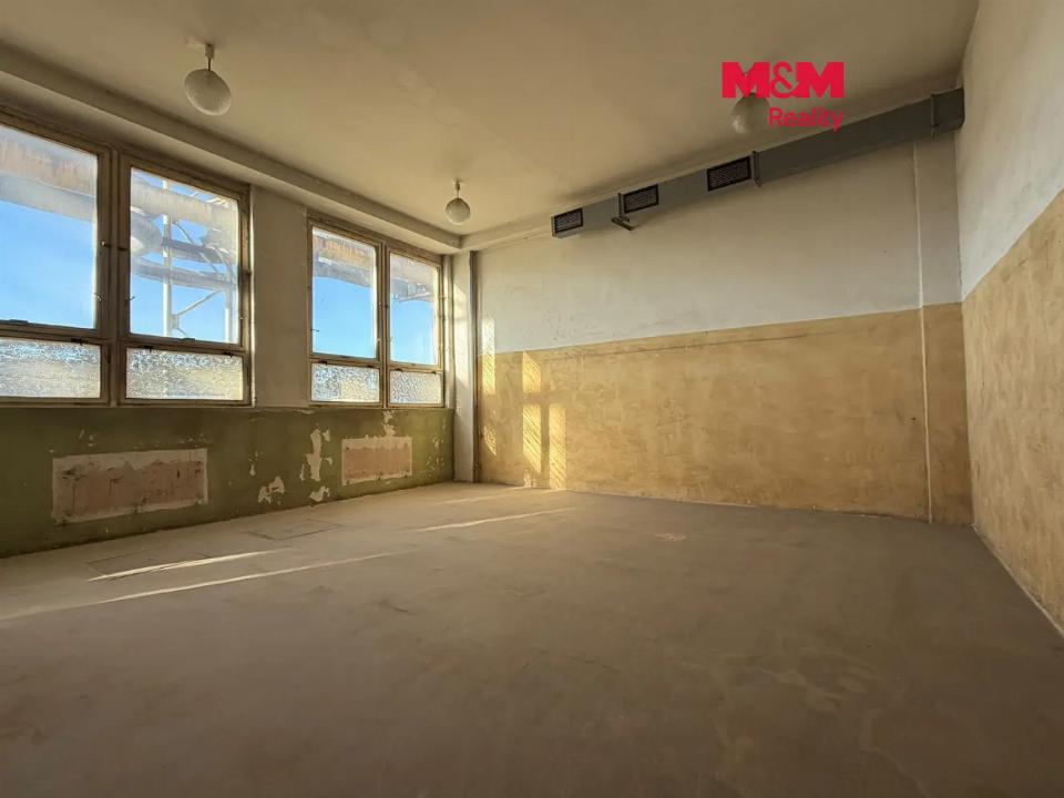 Pronájem komerčního prostoru 996 m²