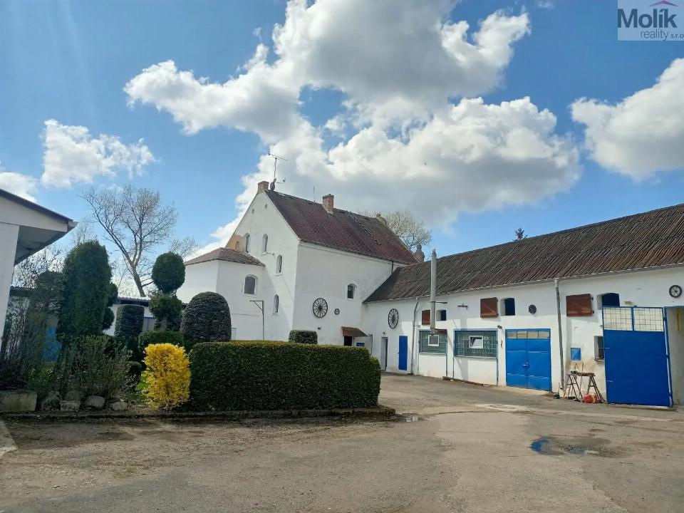 Prodej komerčního prostoru 1358 m²