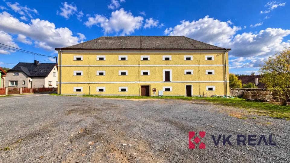 Prodej komerčního prostoru 2380 m²